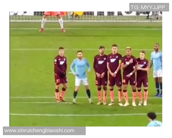 足球明星合影时的经典手势与瞬间分享,记录他们的友谊与激情时刻 足球明星合影时的经典手势与瞬间分享,记录他们的友谊与激情时刻