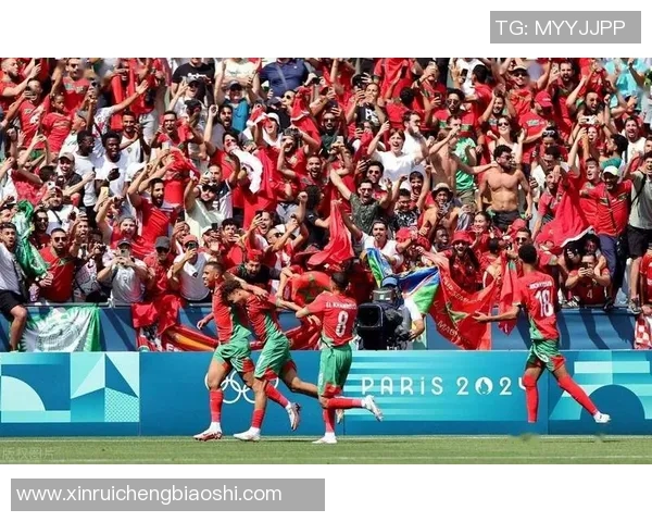 足球明星墙通道海报展现球场魅力与偶像风采的视觉盛宴 足球明星墙通道海报展现球场魅力与偶像风采的视觉盛宴